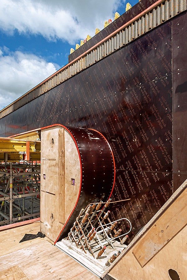 Ausschlaggebend für den positiven Projektverlauf sind die 89 großformatigen Aussparungskästen, die zur Herstellung des außergewöhnlichen Betonfachwerks als projektspezifische Maßelemente individuell von PERI gefertigt wurden.