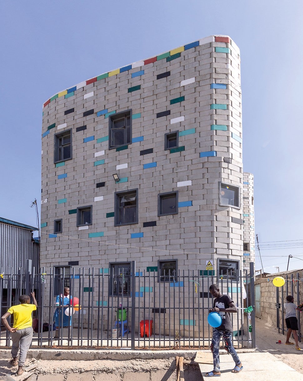 The new PERI school building in Kibera consists of several thousand TwistBlocks. (Photo:<br/>PERI SE)