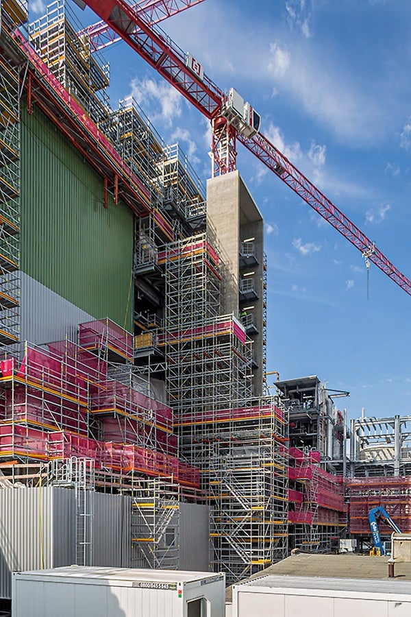 Platformele grele de 30 m înălțime și o construcție de punte pe partea de nord a clădirii s-au dovedit a fi aspecte provocatoare ale soluției de schele PERI.