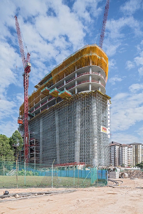 悬臂安装的卸料平台可作为临时的储料空间，使用吊车快速转运楼层间的材料。