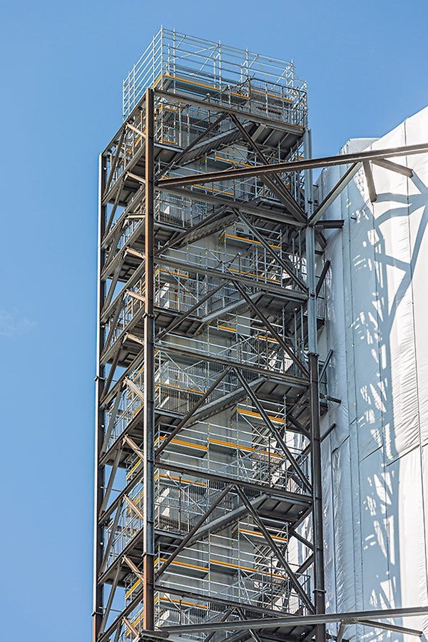 Auch die Außentreppe mit integriertem Aufzug ist Bestandteil der aufwändigen Sanierungsmaßnahme. Sie ist eine der größten Industrietreppen weltweit und führt bis zum Gasometerdach, das als Besichtigungsplattform einen Rundblick über das westliche Ruhrgebiet bietet.