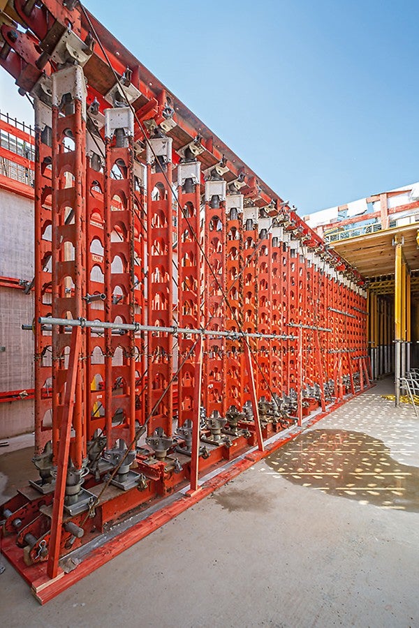 PERI Ingenieure entwickelten auch für Abschnitte mit besonderen Anforderungen an die Lastabtragung projektspezifische Systemlösungen.