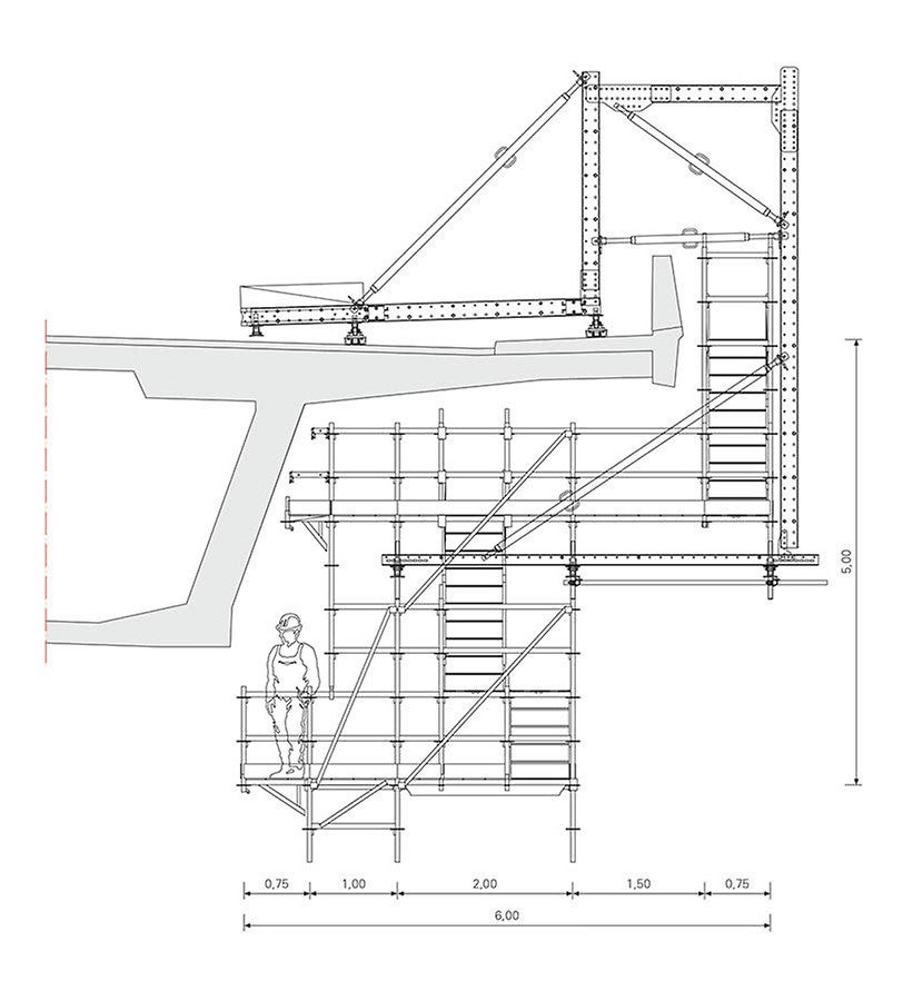 Die PERI Lösung auf Basis der beiden Baukastensysteme VARIOKIT und PERI UP Flex berücksichtigte die veränderliche Überbaugeometrie, entsprechend ließ sich das Hängegerüst stufenlos mittels Spindeln und modular mittels Konsolverbreiterungen anpassen.