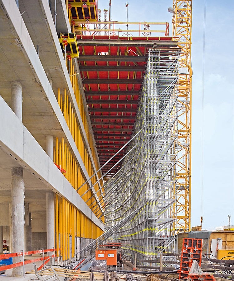 The 93 m high multi-storey building cantilevers by around 7 m in the direction of the railway line. Over a length of 50 m, an 18 m high PERI UP shoring serves to carry the loads.
