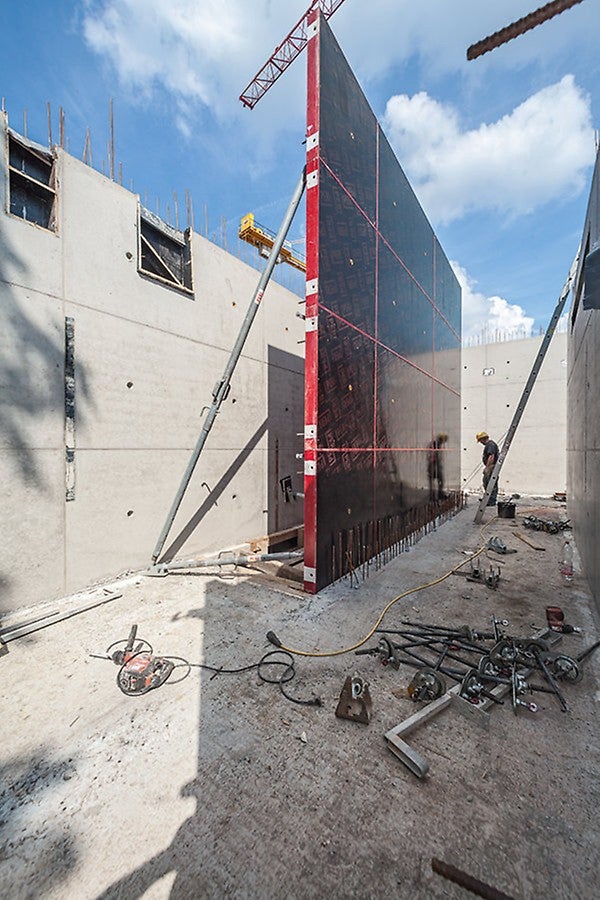 Das Ergebnis: Ein Betonbild in SB3-Sichtbetonqualität mit einem geordneten, auf die Anforderungen des Architekten exakt abgestimmten<br/>Fugen- und Ankerraster.