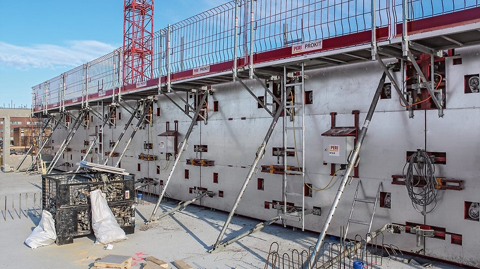 在寒冷地区浇筑混凝土使用MAXIMO系统模板并配置加热单元。加热单元产生的热量能够确保混凝土结构不受芬兰冬季严寒气温的影响。