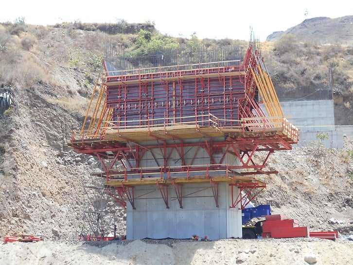 Proceso de montaje del encofrado TRIO para dar forma al gran cabecero.