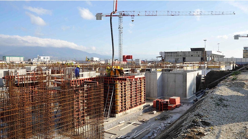 L’edificio principale è composto da un piano fuori terra e uno interrato, la cui copertura è costituita da un solaio in cemento armato e lamiera grecata su orditure in travi metalliche