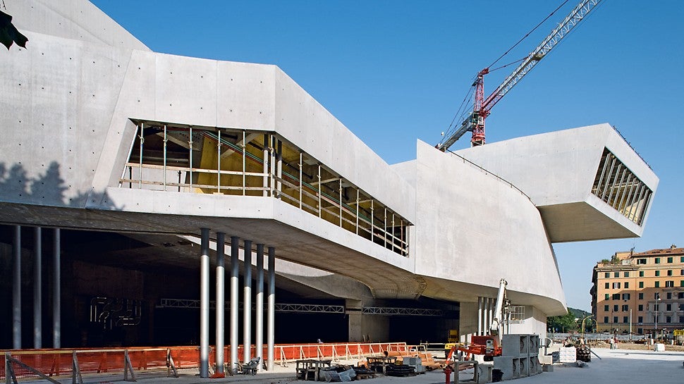 这个不同寻常建筑的特别之处是，在14米高的位置，出挑的悬臂结构及弧形的钢筋混凝土墙体。