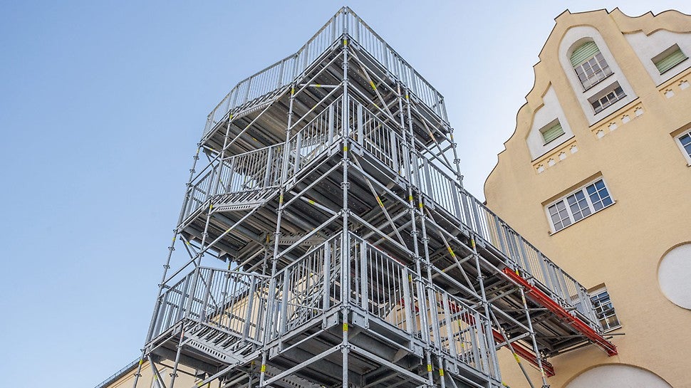 PERI UP Rosett Treppe Public diente als temporärer Fluchtweg während der Baumaßnahmen im Gebäudeinneren – mit höchsten Anforderungen bezüglich Sicherheit und Tragfähigkeit.