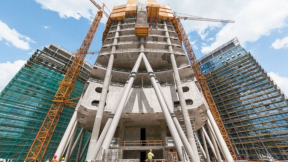 Kancelárska veža &quot;Warsaw Spire&quot; je s výškou 220 m najvyššou budovou s kancelárskymi priestormi vo Varšave. Veža je obklopená ďalšími dvomi 55 m vysokými budovami.