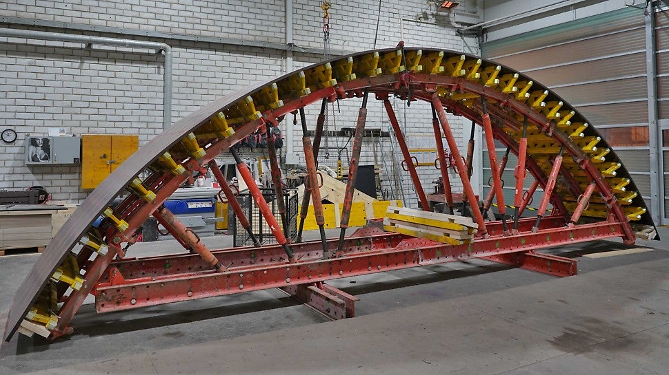 Předem smontovaný vrchlík klenby na montážní hale v PERI.