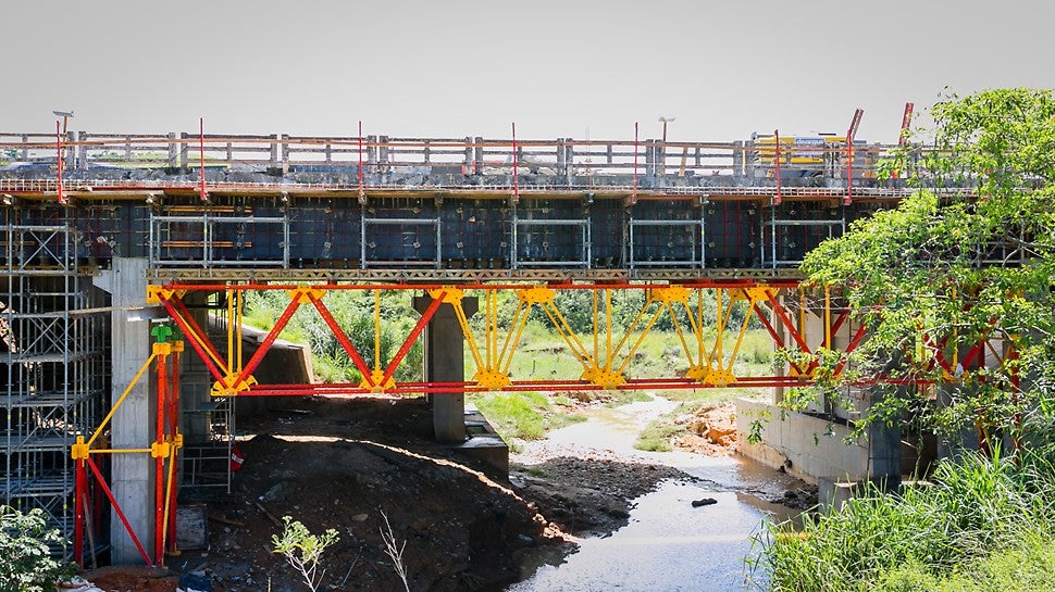 Alargamento da Ponte sobre o Córrego do Sapé, executado com o novo sistema de treliça ALPHAKIT, vencendo um vão de 20 m, dando maior produtividade na pré-montagem e dispensando guindastes para içamento (utilização de Munck).