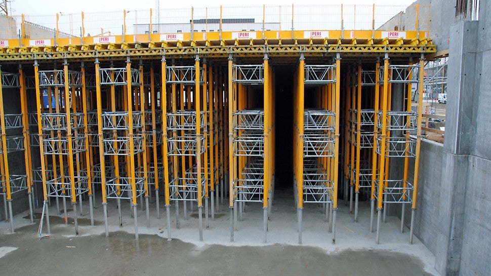 Dækforskalling med MULTIPROP tårne og GT 24 dragere som strøer og rideplanker til gymnastiksalen. <br/>