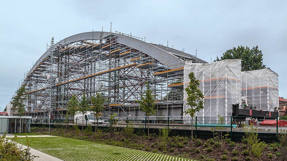 Das Modulgerüst PERI UP Flex bot optimale Arbeitsbedingungen zum Einheben und Verschweißen der Stahlsegmente sowie für die finalen Korrosionsschutzarbeiten.