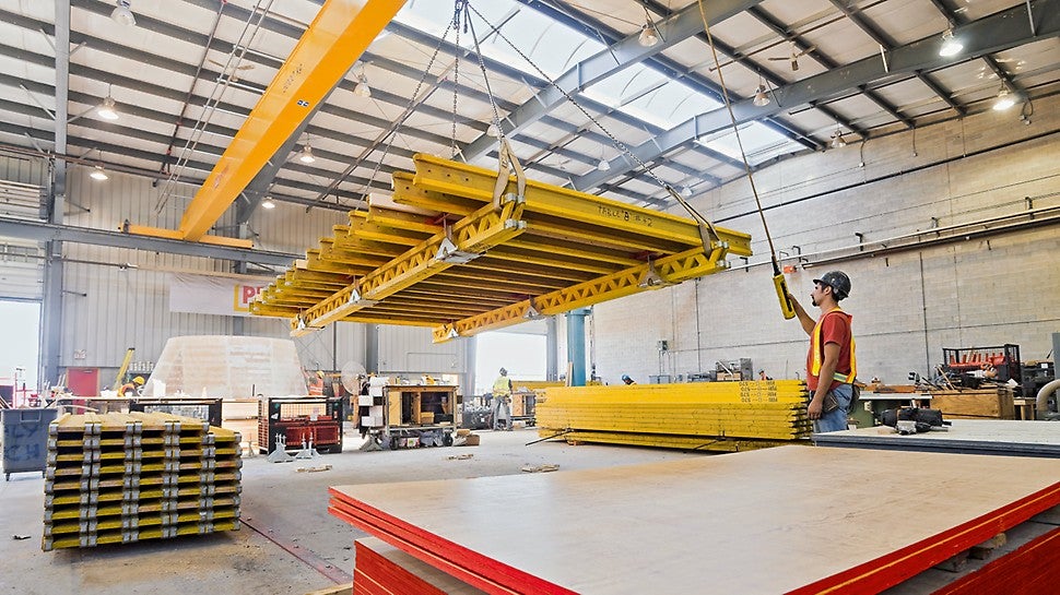 Handwerklich qualifizierte und fachlich geschulte PERI Montagespezialisten führen die Vormontage im Werk durch.<br/><br/>