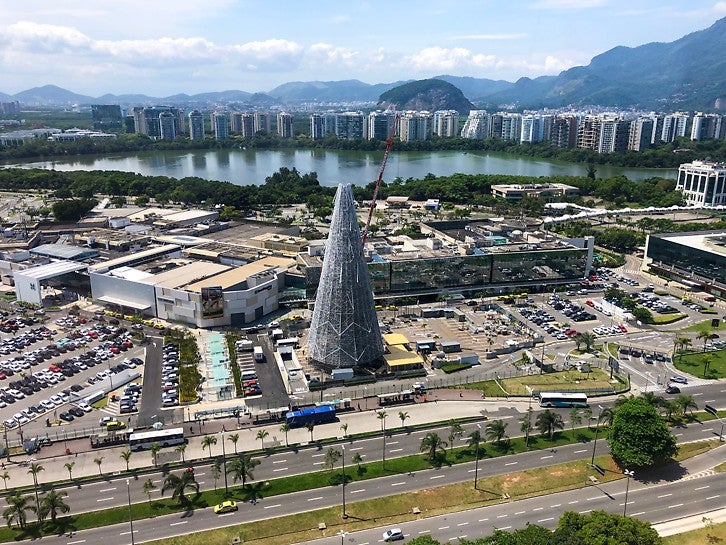 A árvore de Natal do Barrashopping atualmente é a maior do Rio de Janeiro e a de 2019 será feita com 75 toneladas de andaime modular PERI UP. 