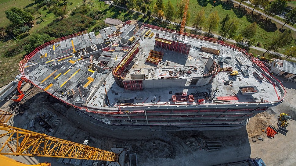 Zur Herstellung der aufgehenden Stahlbetonbauteile wurden RUNDFLEX, MAXIMO und TRIO eingesetzt, die sich dank der einheitlichen Elementverbindung mittels BFD Richtschloss problemlos kombinieren ließen.
