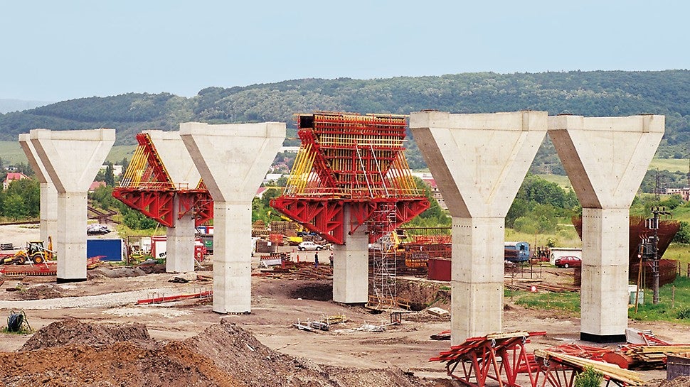 Para a ponte da autoestrada Trmice, com 1.083 m de comprimento, perto de Aussig, na República Checa, foram construídos 59 píeres a baixo custo, utilizando a forma PERI.
