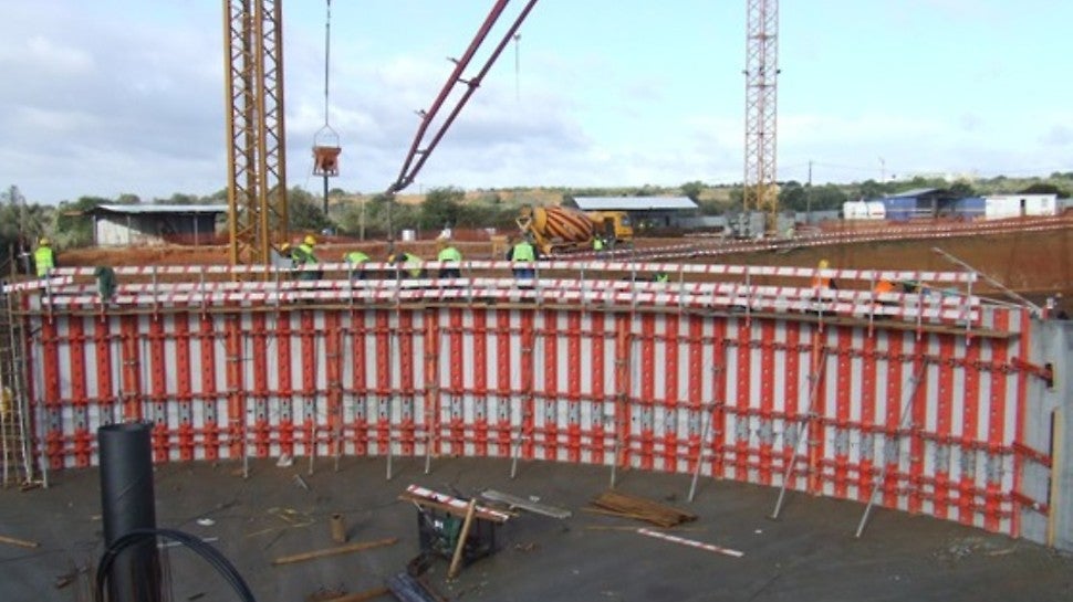 Vista da cofragem utilizada para execução de decantador; muro circular de R=15.5m executado em 4 fases.