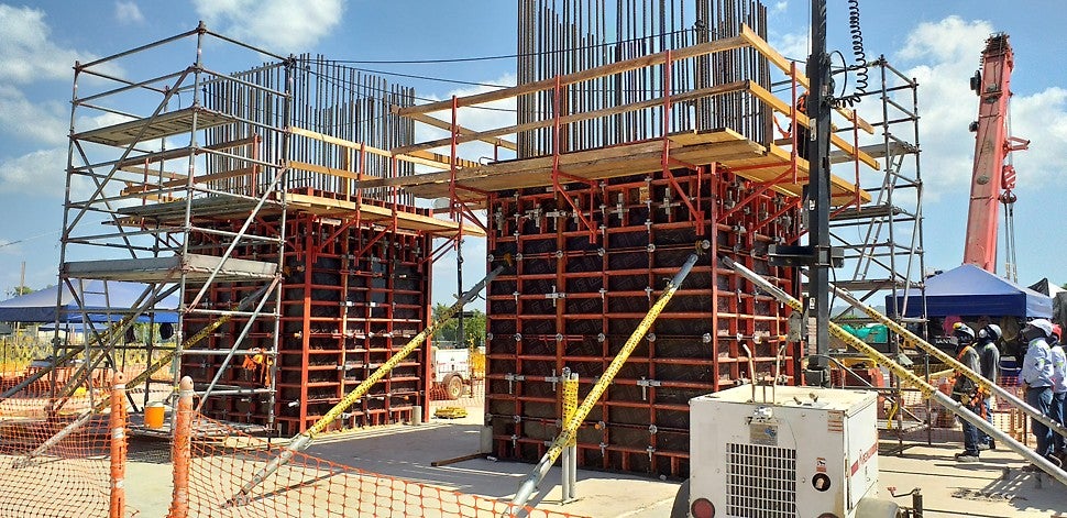 Columnas de gran dimensión para la estructura de soporte de las turbinas encofradas de manera sencilla y racional con el versátil sistema de encofrado LIWA.