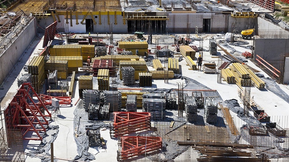 Projekt pozostáva z dvoch objektov, pričom jeden z nich má 10NP a druhý 5NP. Každý objekt má v podzemí parkovací dom pre 111 bytov vo vyššej budove a v nižšej budove pre 22 bytov.