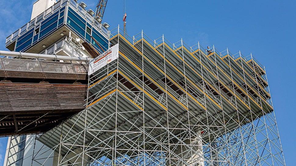 PERI UP Flex bildete in Kombination mit PERI UP Easy Fassadengerüstbauteilen ein räumlich ausgebildetes Arbeits- und Traggerüst zur Modernisierung des Schanzenkopfes.