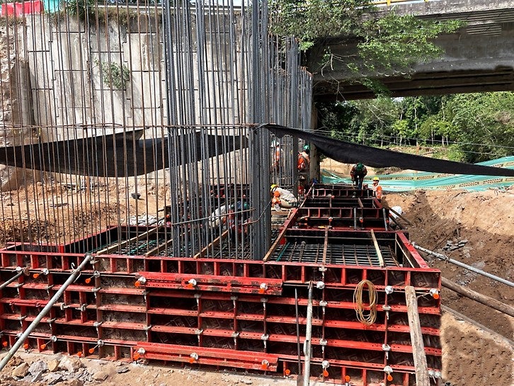 El versátil encofrado LIWA empleado para cimentaciones y estribos.