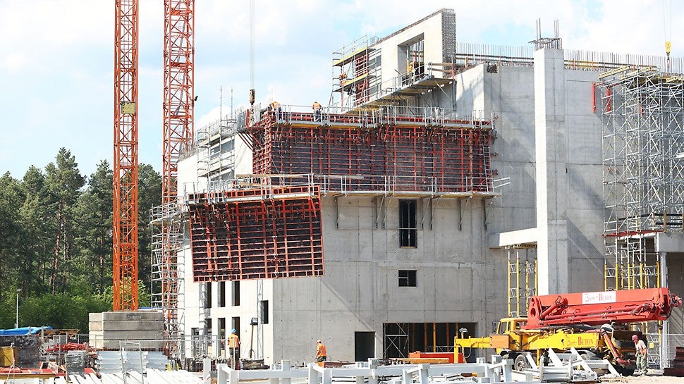 Deskowanie TRIO z nową sklejką standardowo uzupełnione o podesty i pomosty TRP.