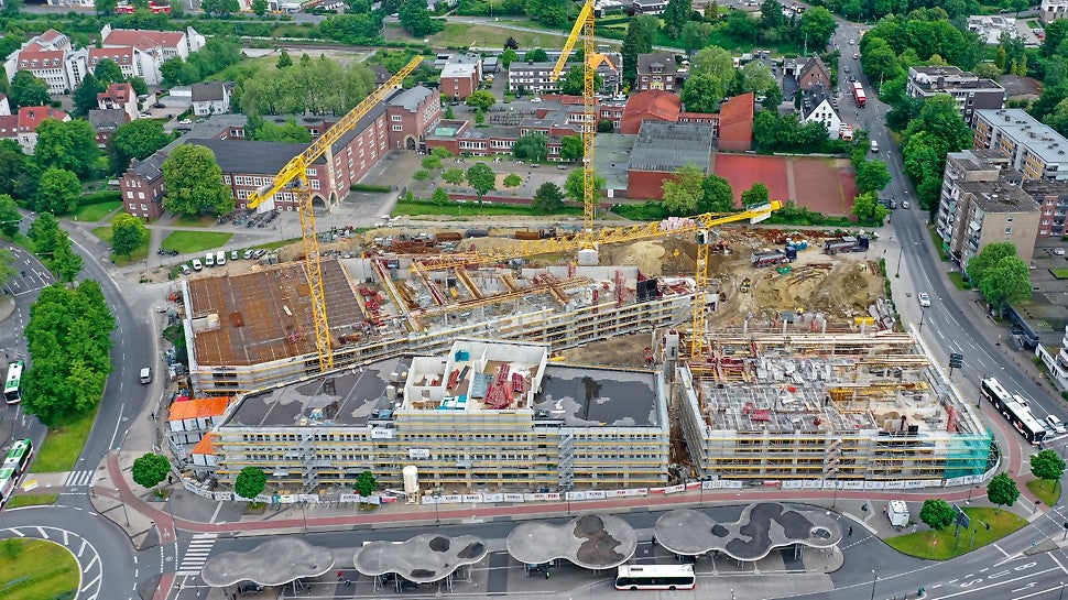 Das 2- bis 4-geschossige Ensemble der Hertener Höfe ist direkt an den zentralen Busbahnhof und die Fußgängerzone angebunden.