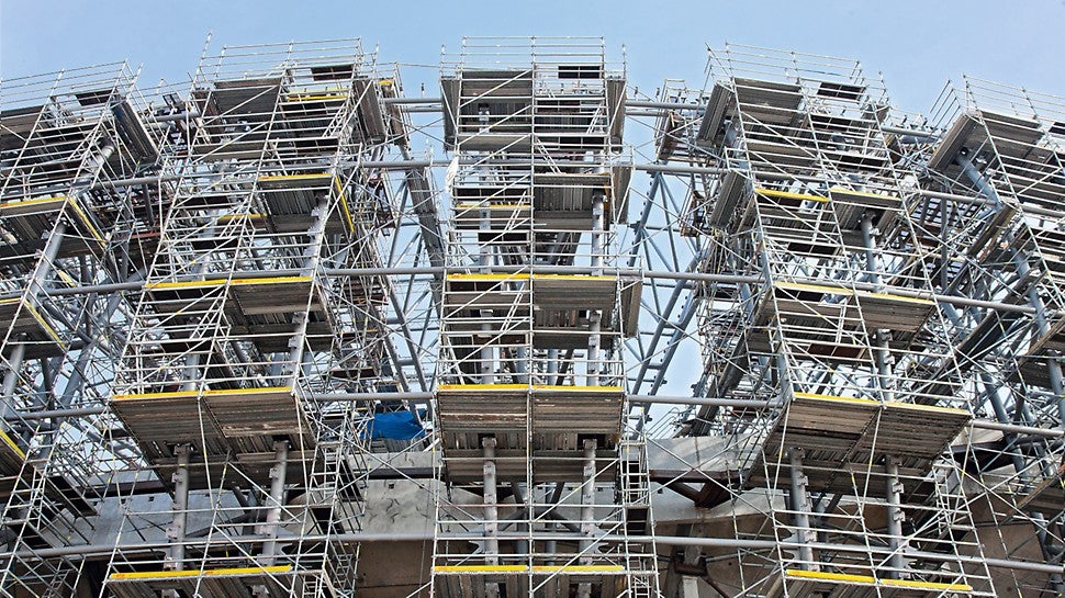 Rusztowania części pionowej wraz ze zintegrowaną komunikacją.<br/>