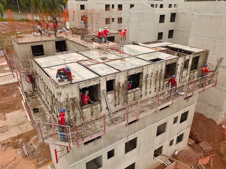 O sistema UNO possui elementos leves, tecnologia e poucos acessórios, permitindo formação rápida e eficiente das estruturas. 