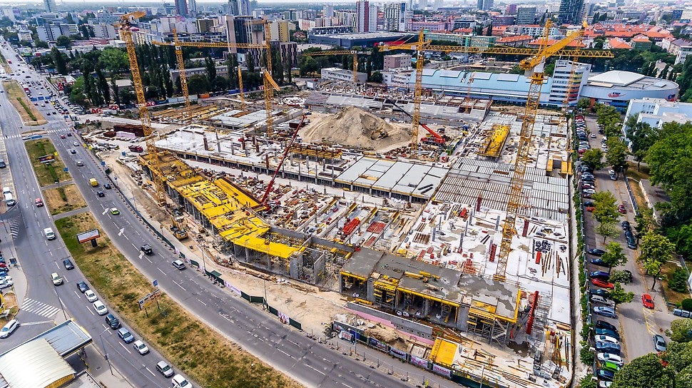 Komplex budov NFŠ tvorí objekt samotného futbalového ihriska s tribúnou a priestormi pre malé obchodné prevádzky, ako aj 17-poschodová administratívna budova a nákupné centrum spojené s ubytovacou časťou, ktoré má od 8 do 23 NP. Pod celou parcelou NFŠ, okrem oblasti ihriska, je priestor suterénu vyhradený pre 994 parkovacích miest a pre technické zázemie.