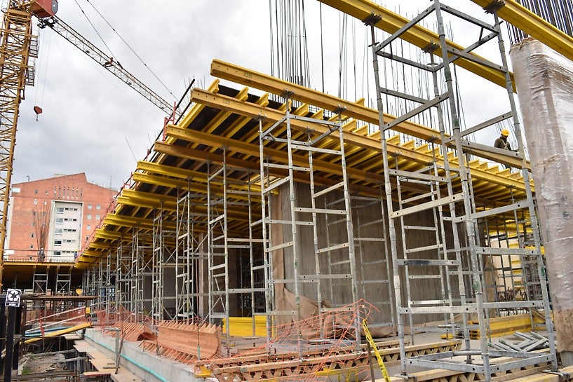 Encofrado para losas con vigas MULTIFLEX, en combinación con torres de carga ST-100