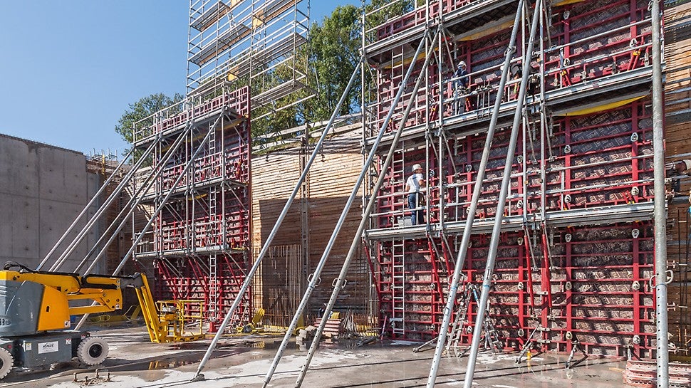 Es wurden mit der MAXIMO Rahmenschalung und dem modularen Bühnensystem MXP Schaungseinheiten gebildet, die sich mit dem Kran großflächig umsetzen ließen.