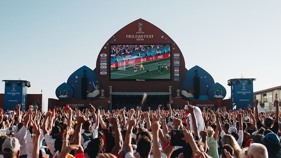 Главная сцена фанзоны высотой 22.75 м расположена у самого берега Черного моря. Чтобы обеспечить надежность конструкции и устойчивость ветру, сцену утяжелили балластом весом 180 тонн. 