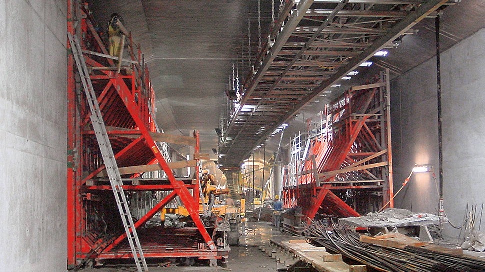 Beim einhäuptigen Betonieren gegen bestehende Wände muss der gesamte Frischbetondruck, der auf der Schalungsfläche auftritt, über eine entsprechende Verankerung der Stützbockkonstruktion in den Untergrund abgeleitet werden. Je Stützbock wurde hier mit zwei Ankern des Systems DW 26 gearbeitet, um die hohen Kräfte sicher aufnehmen zu können (zul. Belastung 2 x 250 kN).