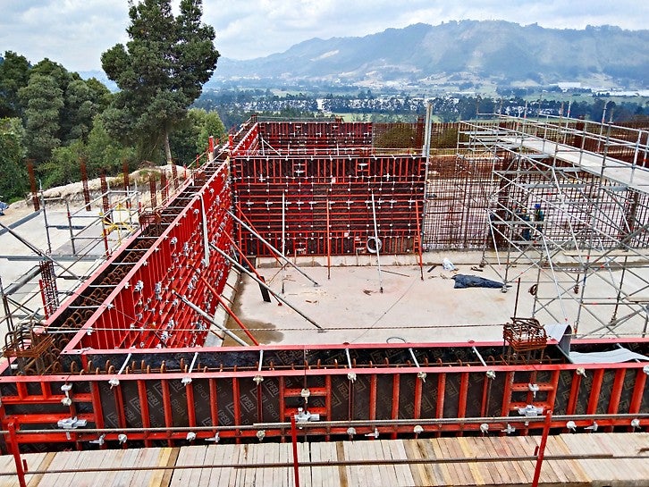Encofrado de muros para tanques con el versátil sistema de encofrado LIWA