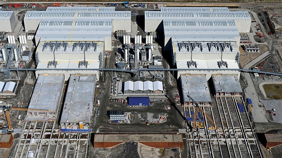 Der Absenktunnel hat eine Gesamtbreite von 42 m und besteht aus fünf Tunnelkorridoren. PERI lieferte die Schalung zur Herstellung der 79 Standard-Tunnelelemente mit einer Länge von jeweils 217 m und einem Gewicht von 73.000 t.