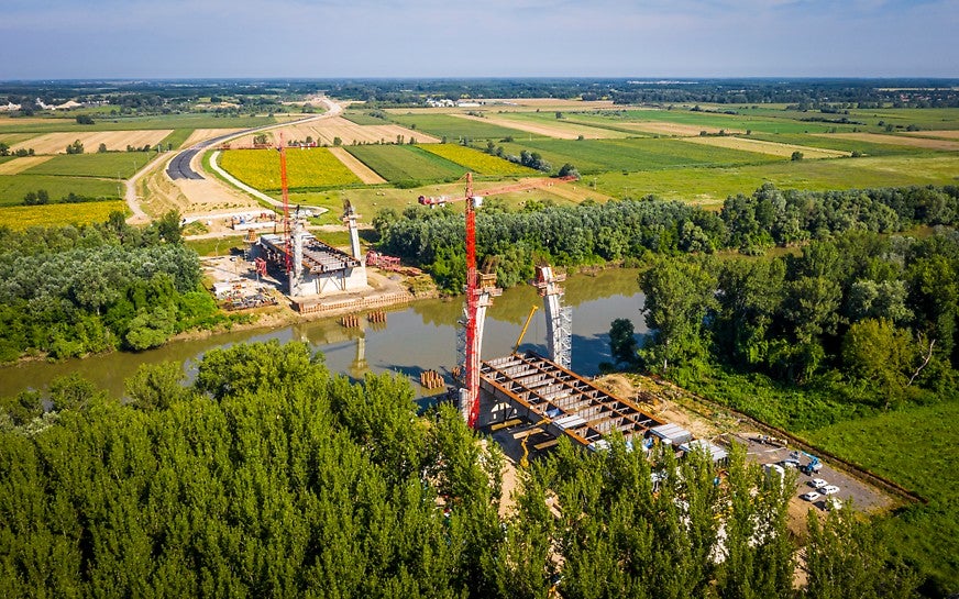 A híd zsaluzás szempontjából legérdekesebb elemei a mederpillérek ellipszis alakú pilonjai. (Fotó: Bernát Benjámin/Magyar Építők)