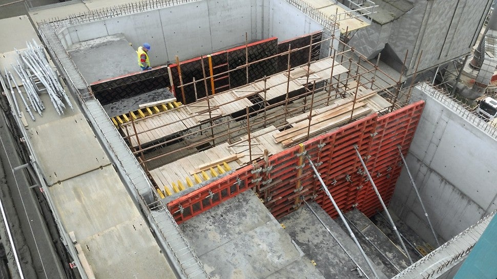 Sklápacie lávky FB boli použité ako ochranné a pracovné lešenie a zároveň slúžili na podopretie stenového debnenia. Medzilávky premosťujú medzery medzi hlavnými lávkami aj pri konštantnom rozostupe kotiev. Na obrázku je vidieť použitie FB lávok pri debnení TRIO