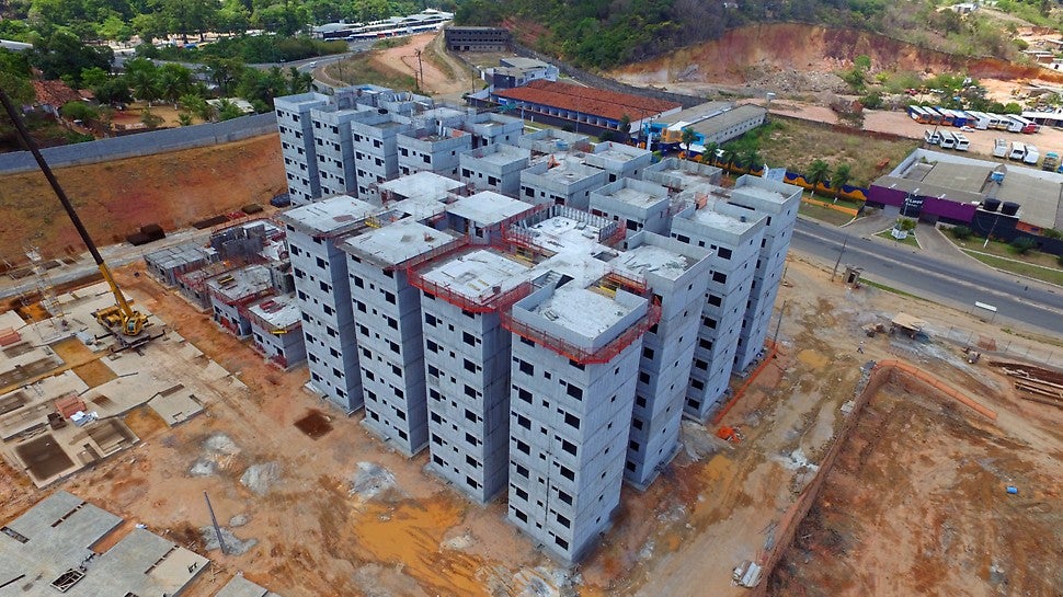 Unidades habitacionais em paredes de concreto executadas com o sistema de formas UNO que garante uma boa qualidade de acabamento, com concretagem diárias.
