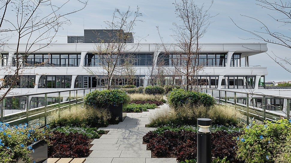 In rund 16 Monaten Bauzeit kamen beim Bau der neuen HeidelbergCement Hauptverwaltung knapp 97.500 m&lt;sup&gt;2&lt;/sup&gt; Schalungslösungen zum Einsatz – darunter auch maßgeschneiderte PERI Sonderschalungselemente.<br/>(Foto: Thilo Ross)