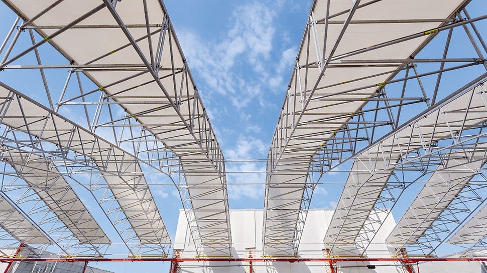 The LGS Weather Protection Roof on the basis of the PERI UP Scaffolding System made the roof renovation independent of the weather. The 90 m long protection roof consisted of 3 m wide and nearly 30 m long LGS segments.