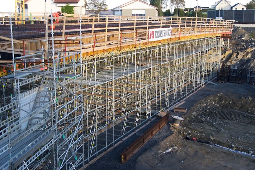 Blankenberg bru på RV509 er ca 70 meter lang og ca 10 meter bred. Dette er en to-felts hovedvei som krysser Tananger veien.