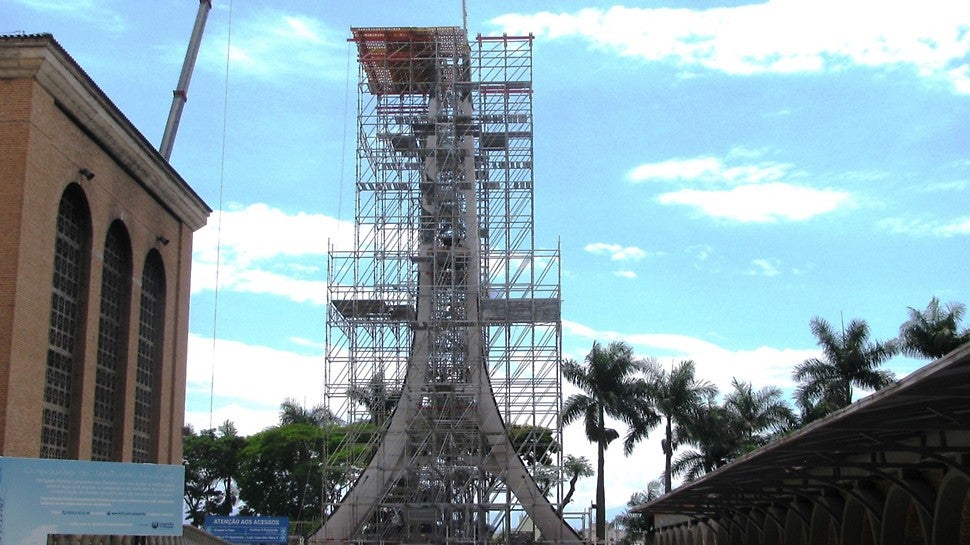 Andaime PERI UP montado para auxiliar na estruturação das formas VARIO e também utilizado como plataforma de trabalho