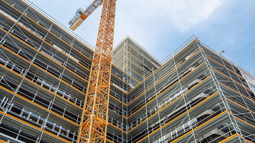 Das umlaufende Arbeits- und Schutzgerüst auf Basis des PERI UP Easy Fassadengerüstsystems bildete eine wesentliche Grundlage für die Fertigstellung innerhalb des geplanten Kosten- und Zeitrahmens – ohne jeglichen Arbeitsunfall.