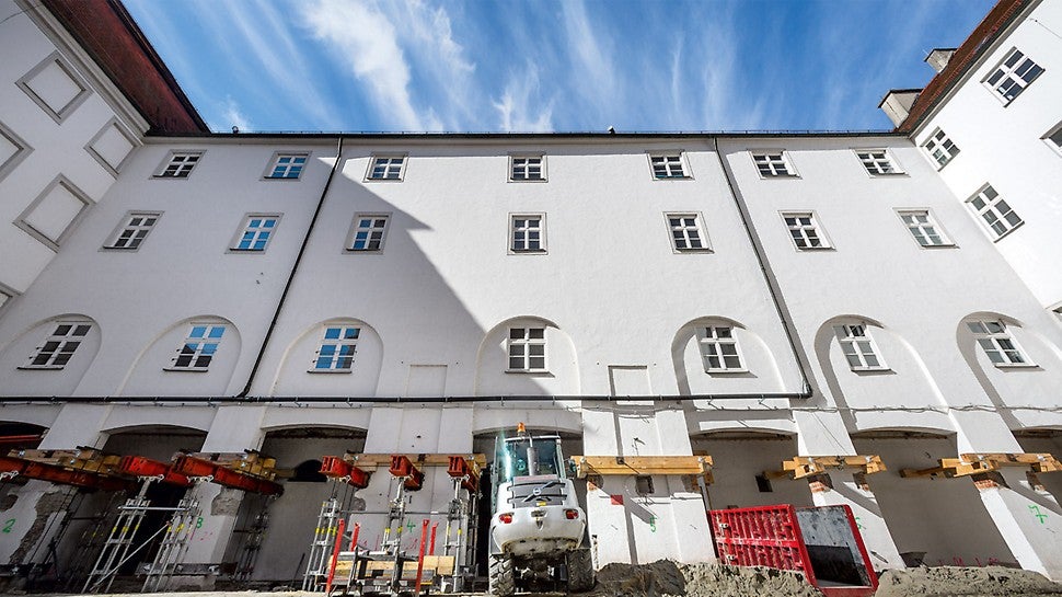 Die bauprovisorische Arkadenabfangung am vierstöckigen Westflügel des Günzburger Stadtschlosses erlaubte den Austausch der Fundamente unterhalb der Pfeiler.<br/>
