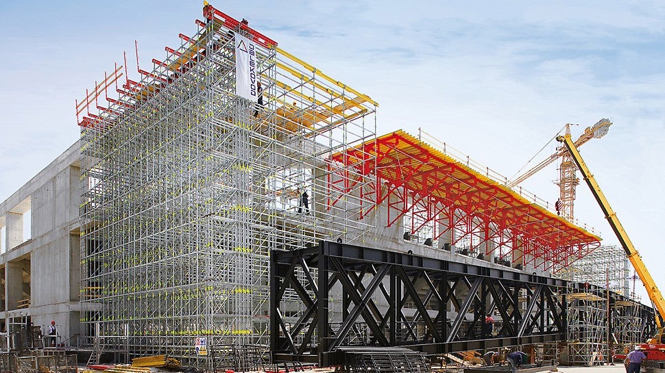 The PERI solution served as both shoring and an assembly platform on which the enormous steel trusses of the roof construction were set down, assembled and moved into position.