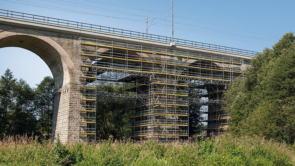 Rekonstrukce viaduktu se systémem VARIOKIT a lešením PERI UP Flex.